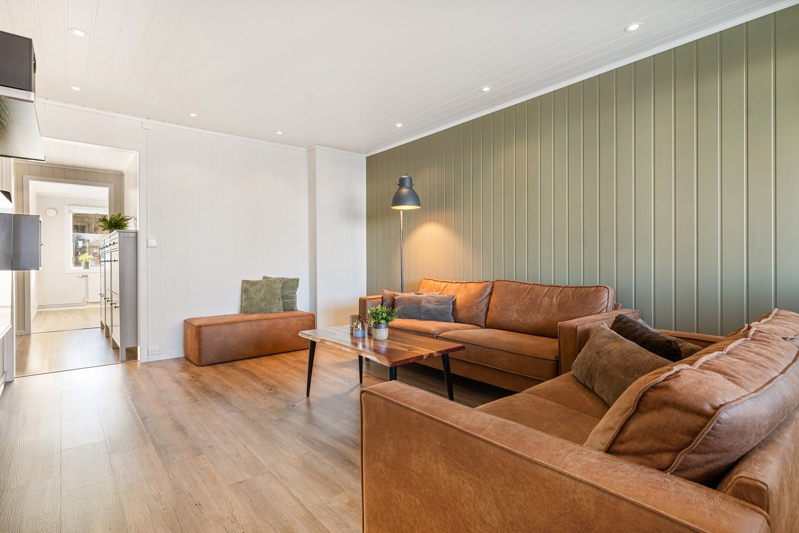 Stuen er enkel å møblere og har plass til en romslig sofaløsning. Galleribilde