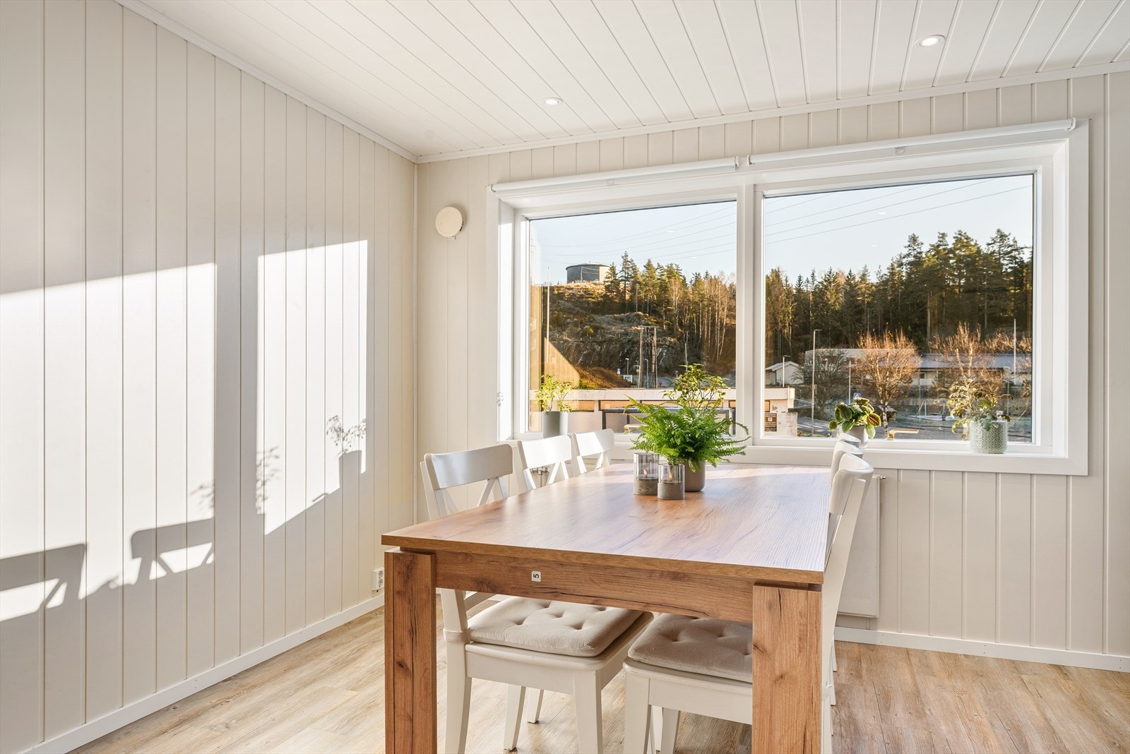 Kjøkkenet oppleves romslig med god plass til spisebord - perfekt for både hverdagsmåltider og hyggelige samlinger. Fra kjøkkenvinduene har du et pent utsyn over nærområdet, som bidrar til en lys og trivelig romfølelse. Galleribilde