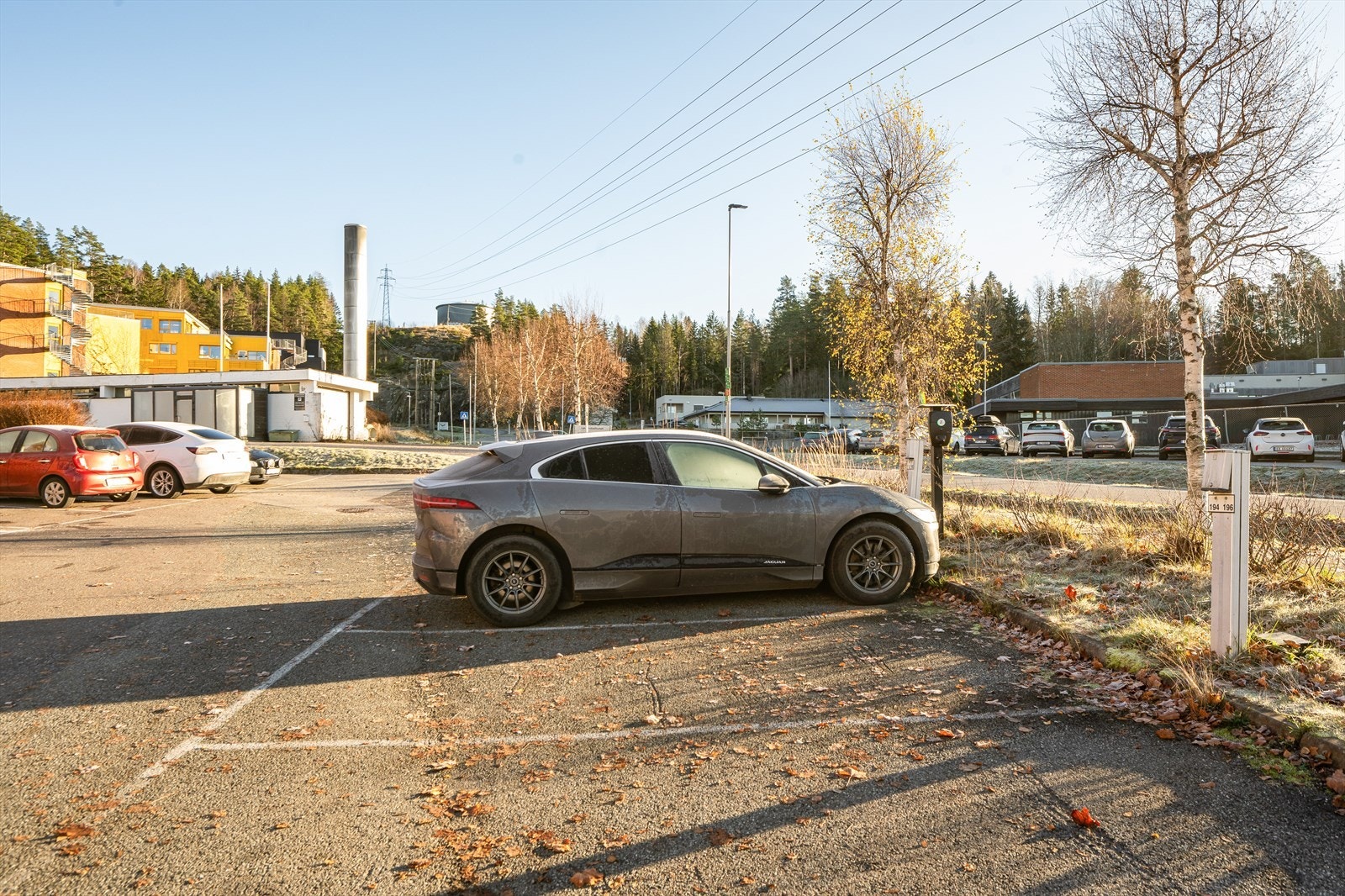 Eier disponerer en parkeringsplass rett utenfor blokken som er nummerert med 196. Parkeringsplassen følger andelen ved salg og har mulighet for motorvarmer. Det er tilrettelagt for el-bil lader via Elaway AS, men tilknytningsavgift og forbruk tilkommer. Galleribilde