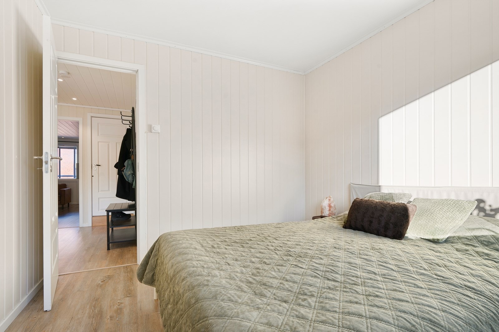 Det er avsatt plass til garderobeløsning. Galleribilde