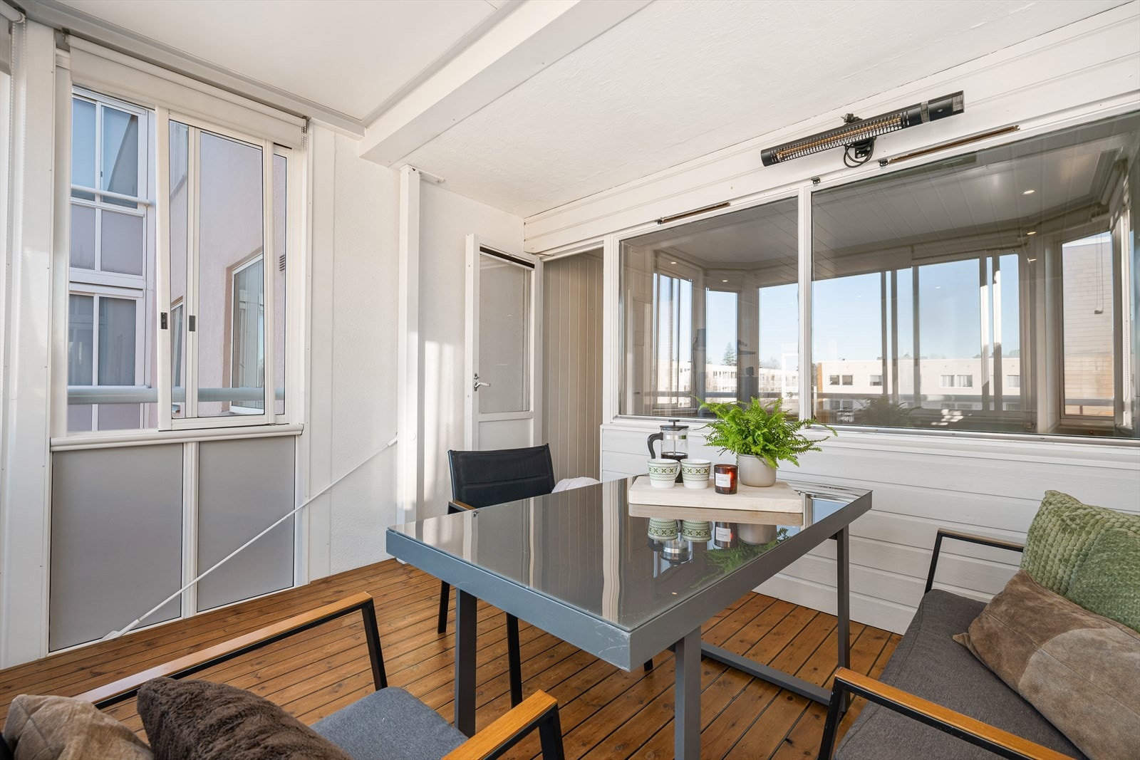 Fra stuen har du direkte utgang til en generøs, innglasset balkong - et fantastisk ekstra areal som kan nytes gjennom store deler av året. Her kan du skape din egen hyggelige oase med plass til både loungemøbler og grønne innslag. Galleribilde