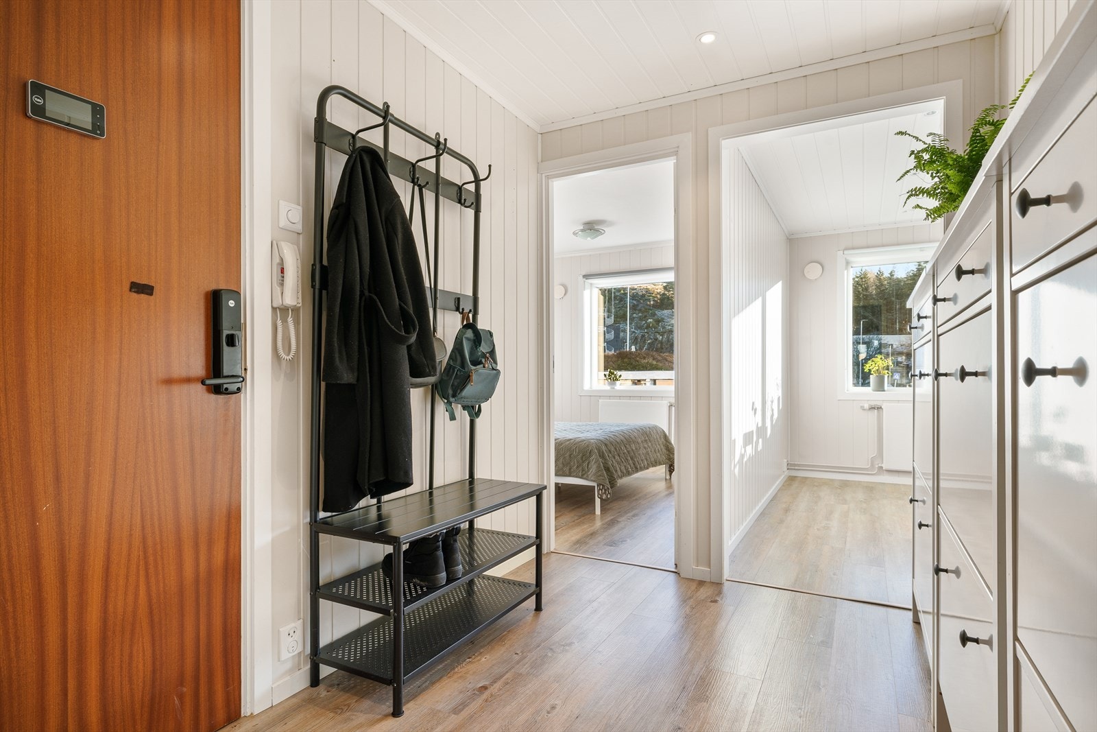 Fra entreen har man adkomst til kjøkken og soverom nr. 1. Galleribilde