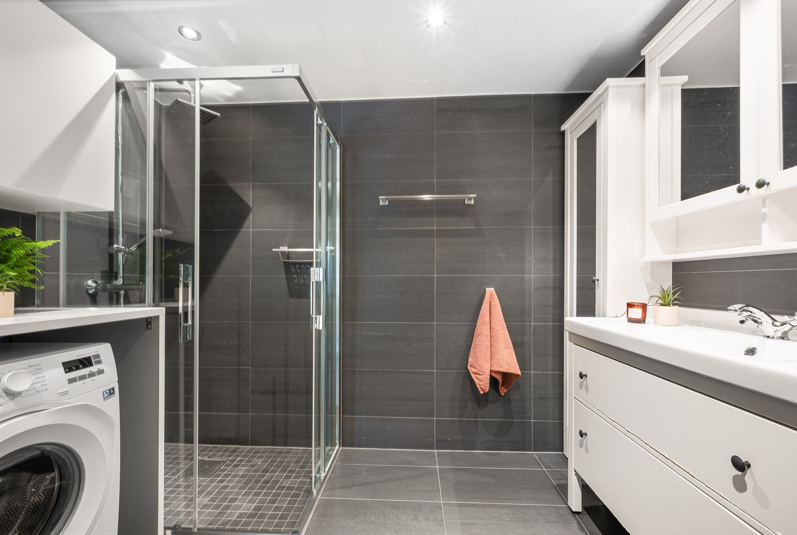 Badet har utstrakt bruk av downlights i himling. Galleribilde