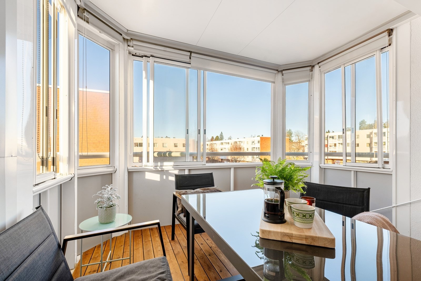 Leiligheten har en generøs innglasset balkong med skyvevinduer og montert solskjerming med rullegardiner på innsiden. Galleribilde