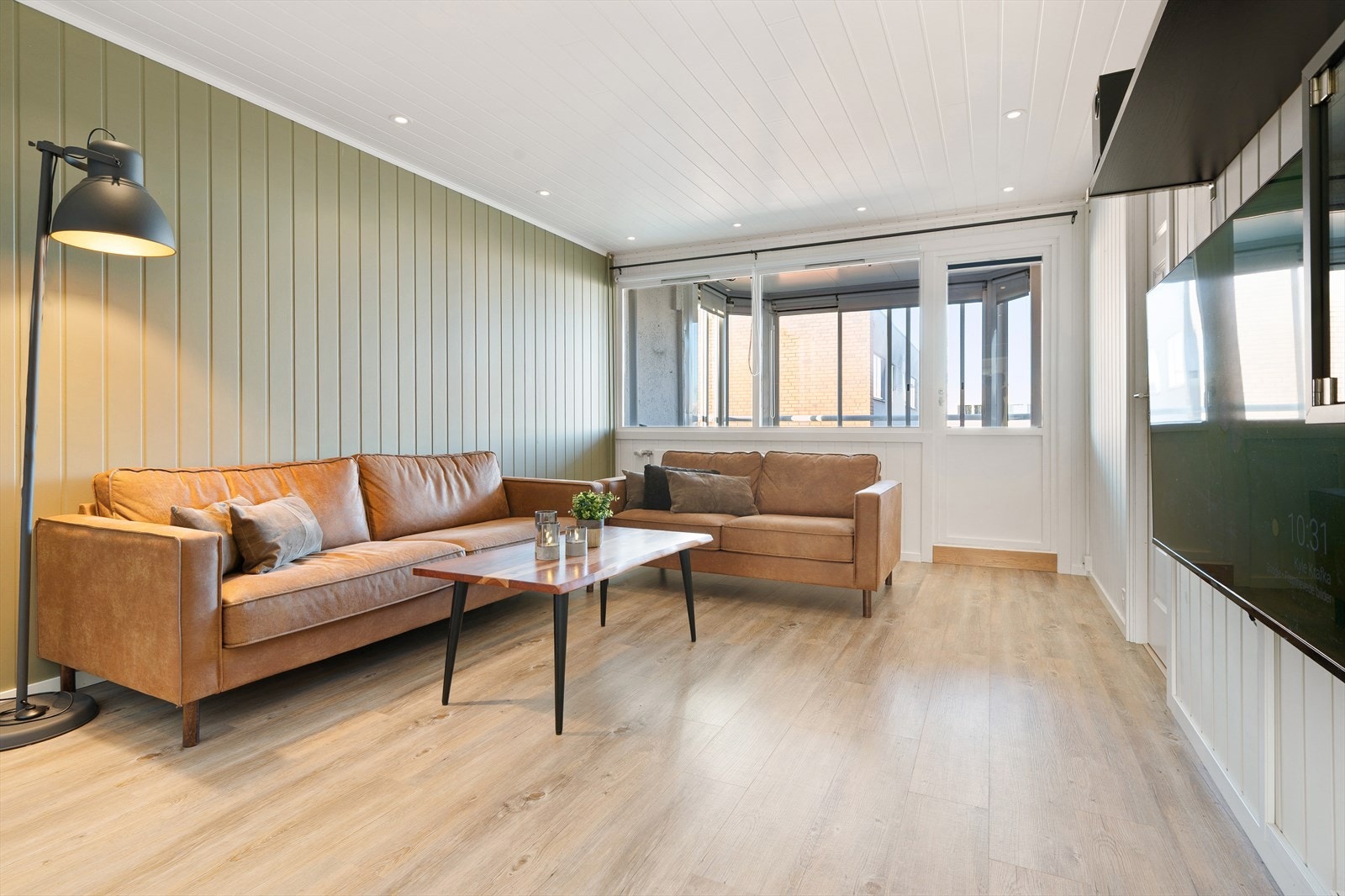 Stuen er malt i tidsriktige fargetoner og har downlightsbelysning i himlingen. Galleribilde