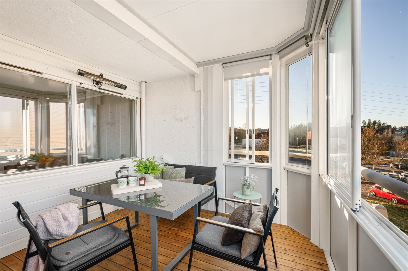 Den lune glassverandaen forlenger opplevelsen av stuen og gir et herlig tilskudd av både lys og luft. Galleribilde