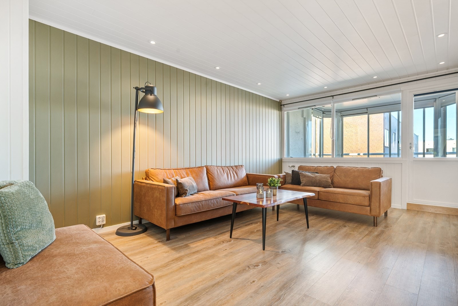 De gode vindusflatene sørger for rikelig med naturlig dagslys, og rommet er enkelt å møblere med både sofagruppe, spiseplass og øvrig innredning. Galleribilde