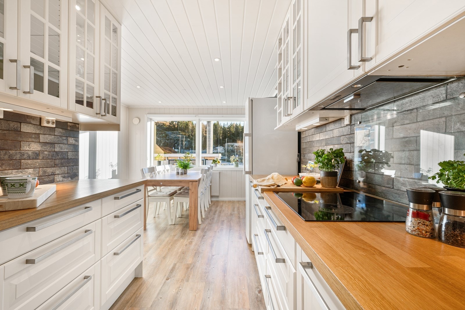 Kjøkkenet er velutstyrt og har rikelig med både skap og benkeplass som gir gode arbeidsflater. Galleribilde