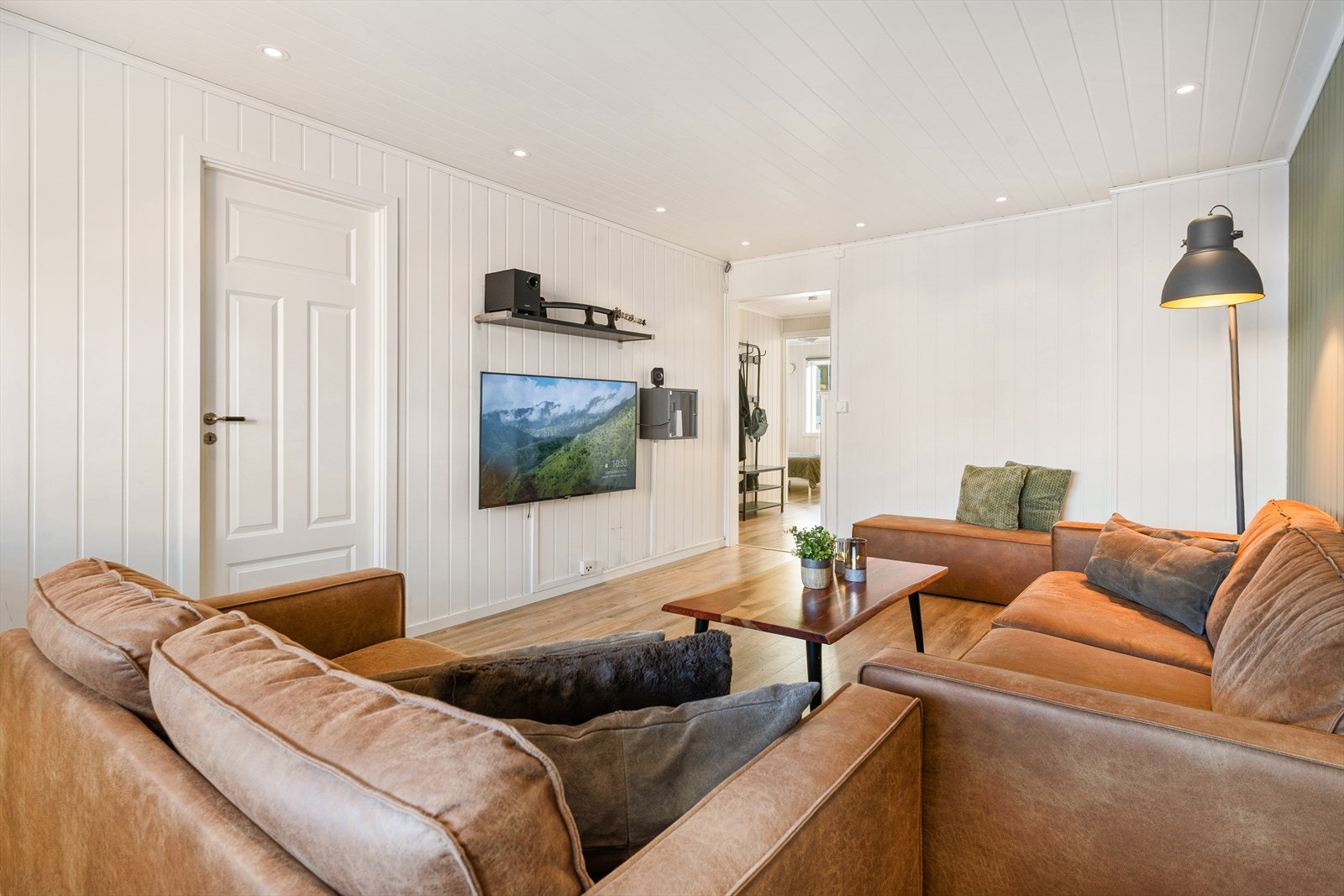 Det gjennomgående laminatgulvet bidrar til et moderne og helhetlig uttrykk, samtidig som det gir rommet en varm og behagelig følelse. De gode vindusflatene sørger for rikelig med naturlig dagslys. Galleribilde