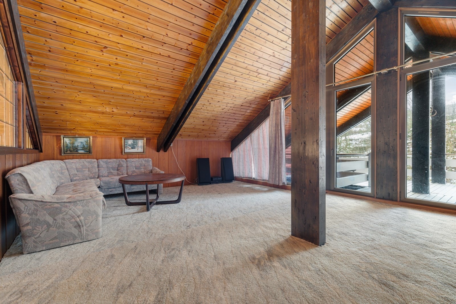 Store vinduer i front og tilkomst til den overbygde altanen Galleribilde