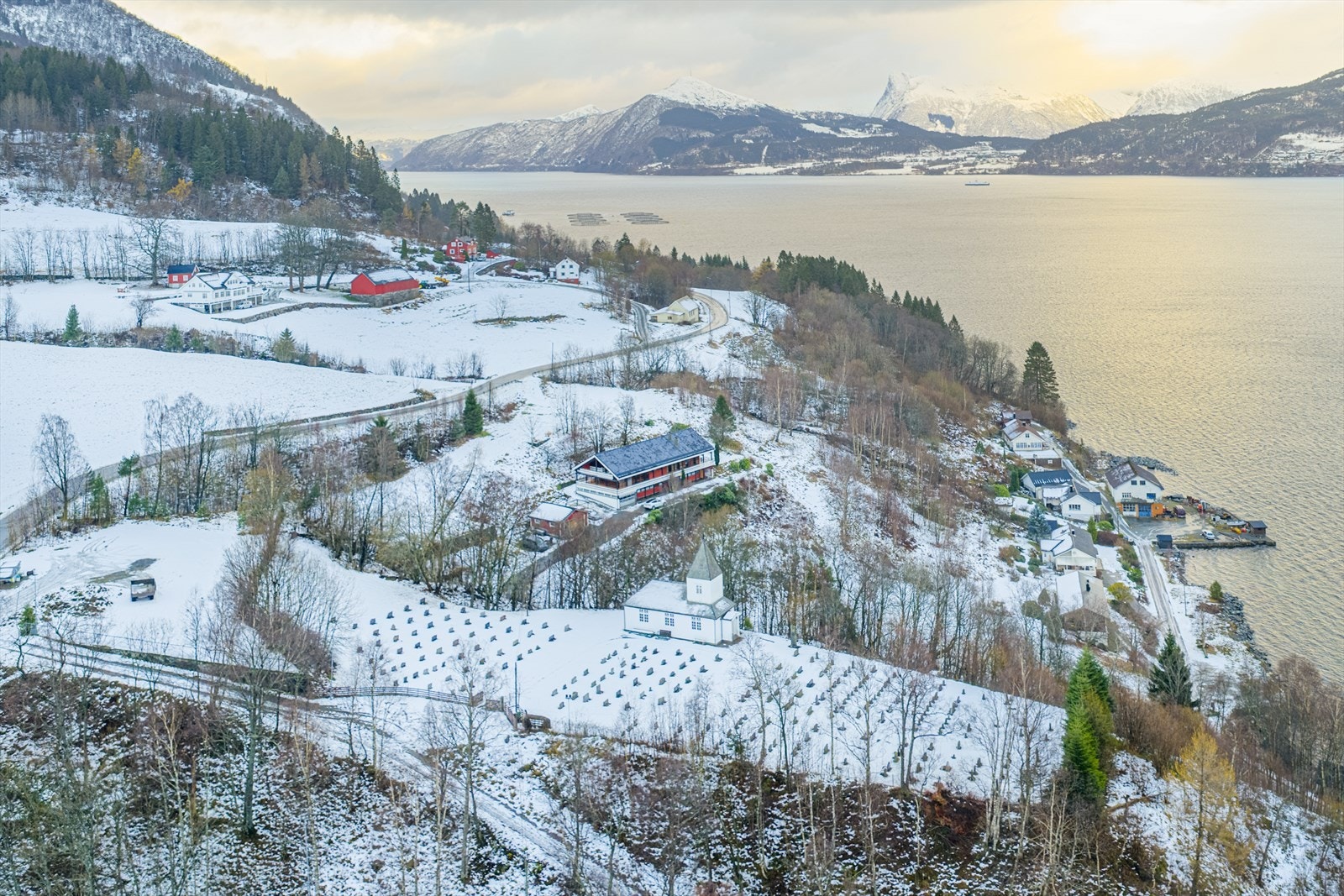 Her får du kort avstand til ferjekai, turområder og nærbutikk Galleribilde