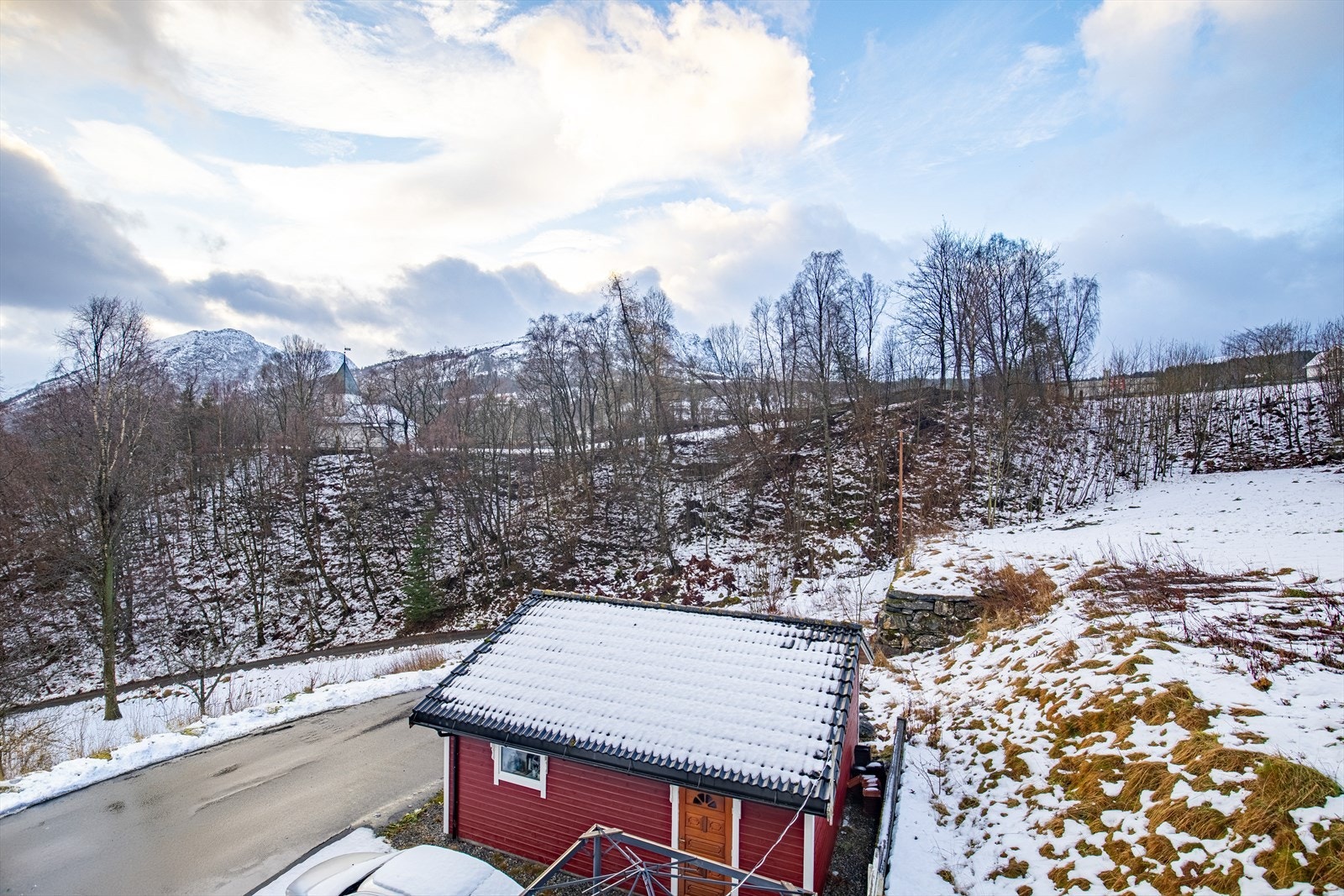 Ved siden av boligen er den frittstående garasjen Galleribilde