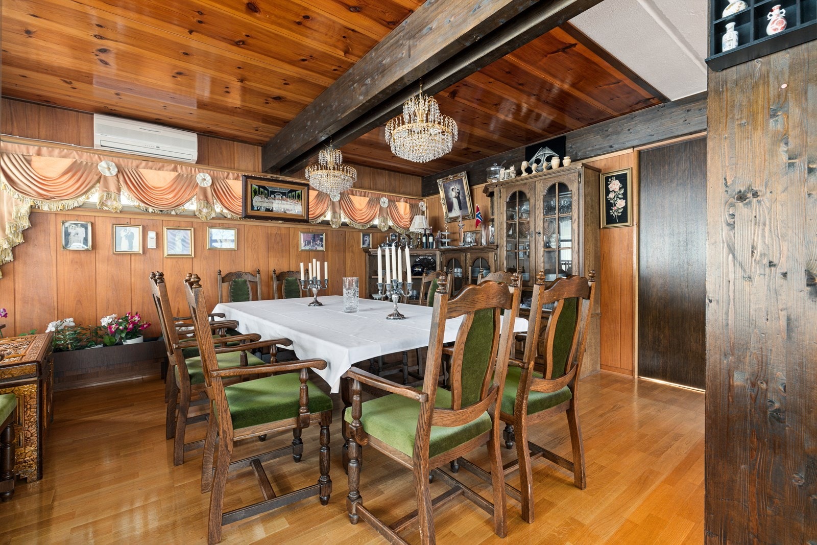 Spisestue med åpen løsning til stue Galleribilde