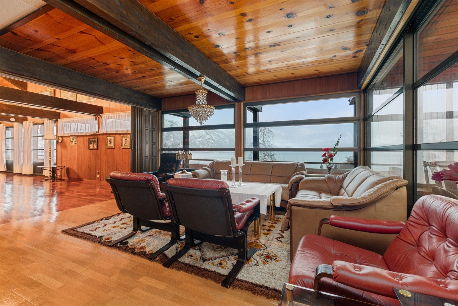 Boligen har store og luftige rom, her stue i hovedetasjen Galleribilde