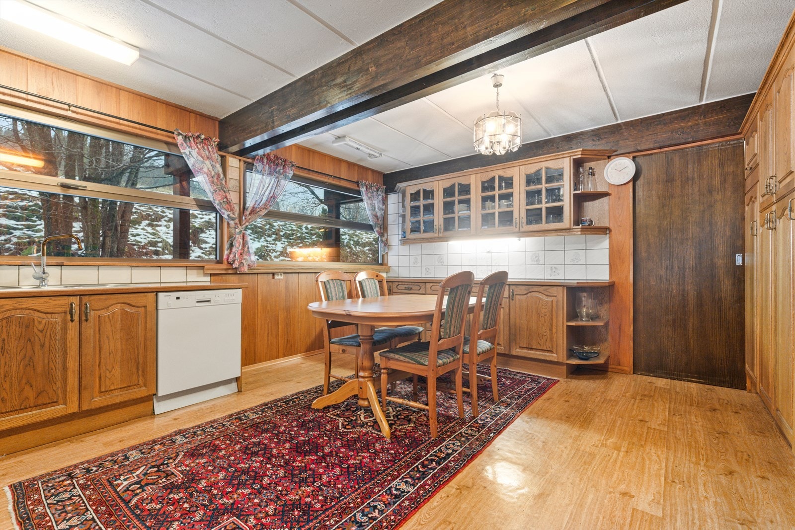 Store vinduer gir godt med naturlig lys på kjøkken Galleribilde