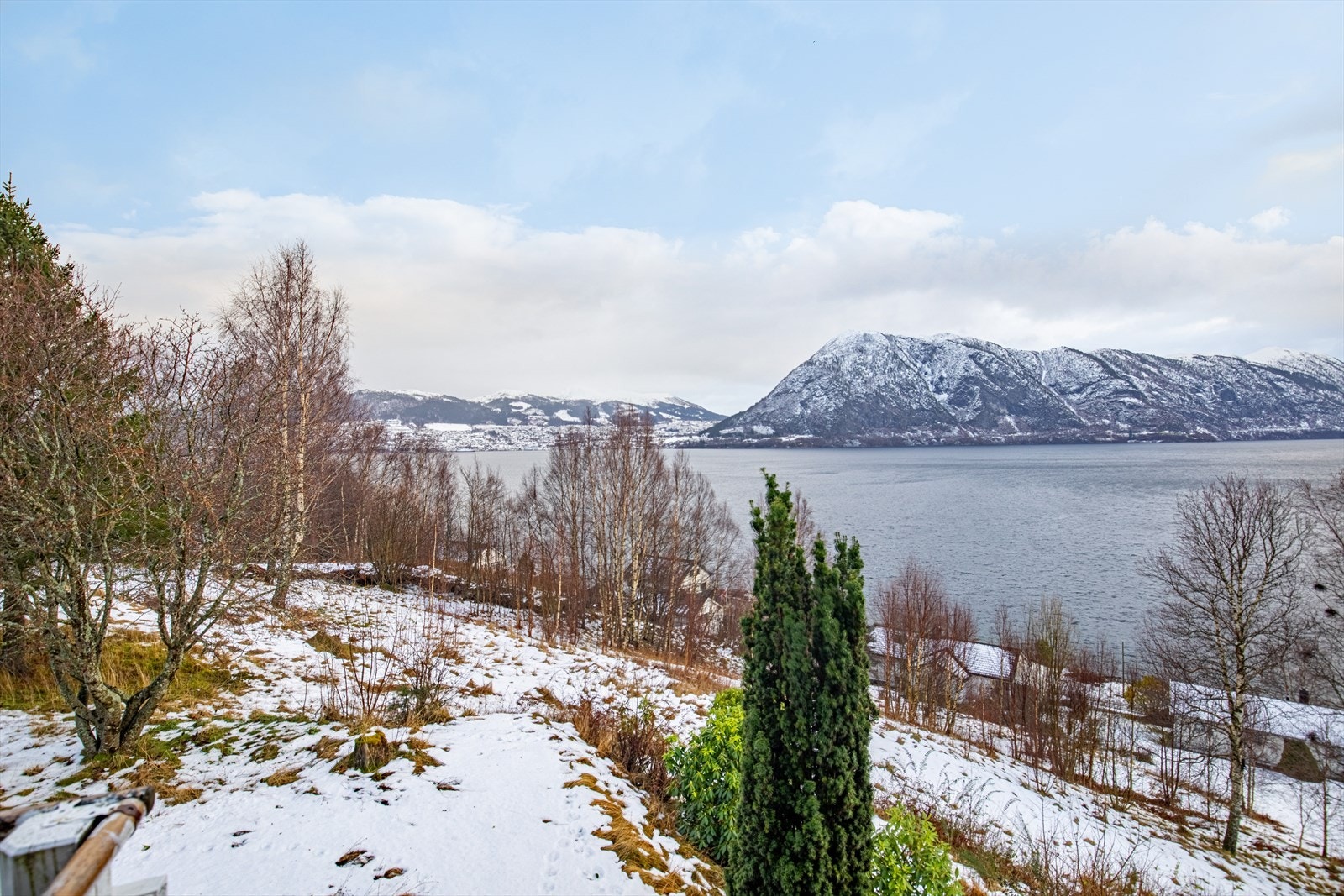 Boligen har på nordøst siden hageareal Galleribilde