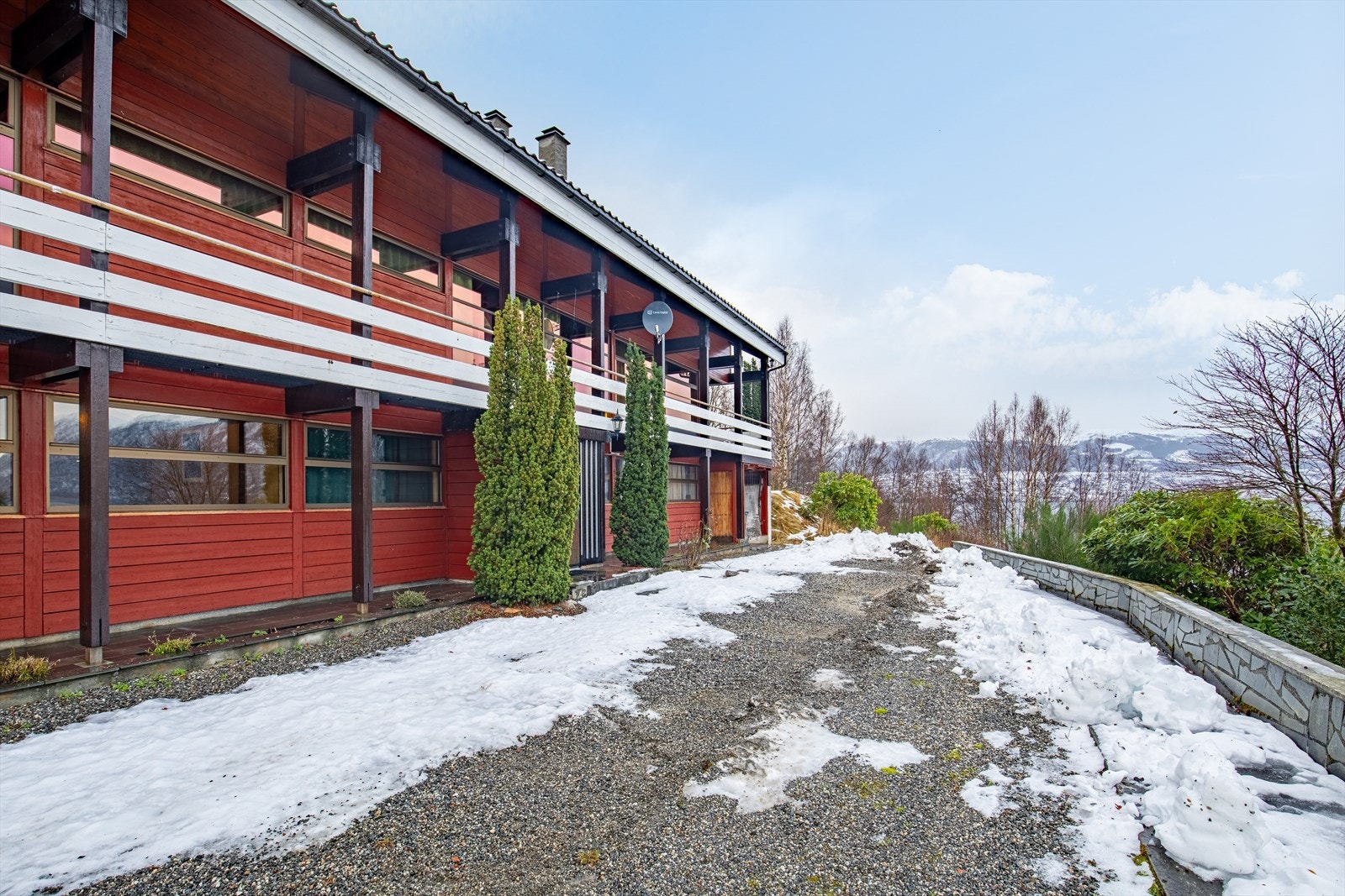 Boligen har pent opparbeidet tun med flere biloppstillingsplasser Galleribilde