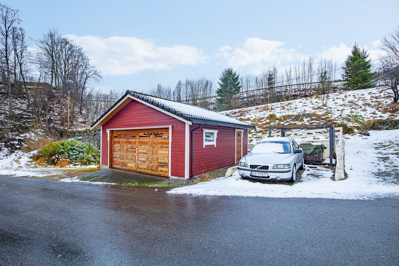 Det er opparbeidet god plass for parkering på eiendommen Galleribilde