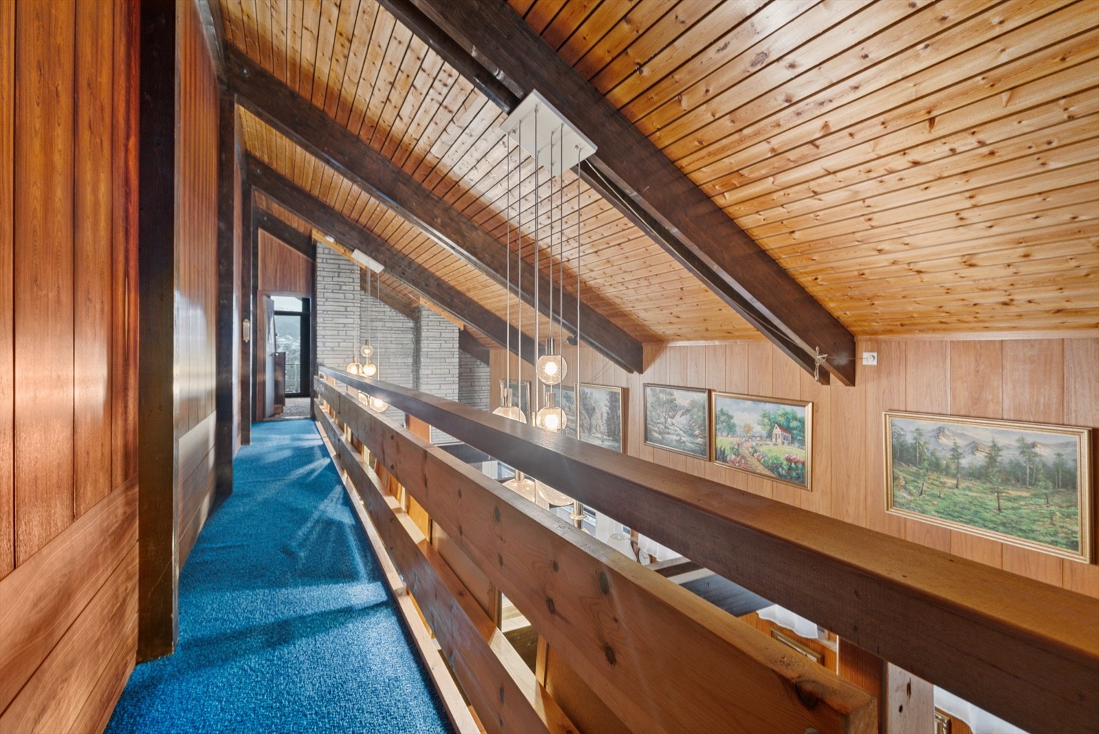 Andre etasje, dels åpen løsning til første etasje som gir en god romfølelse Galleribilde