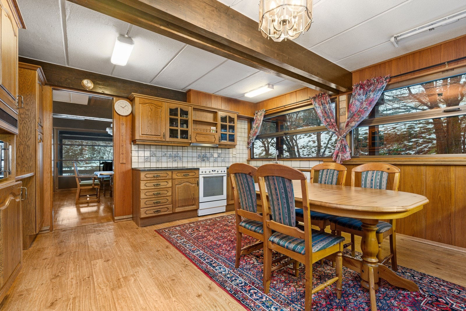 Ved spisestue er kjøkken med plass for romslig spisebord Galleribilde