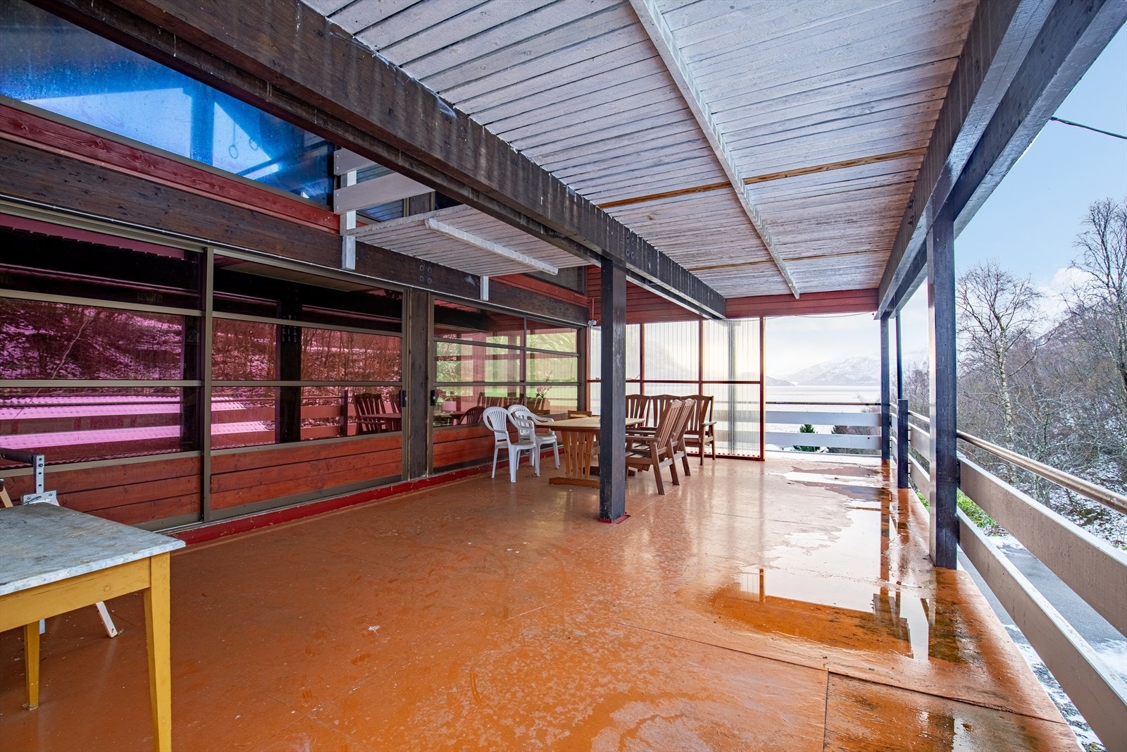 Overbygd terrasse i hovedetasjen med god utsikt Galleribilde