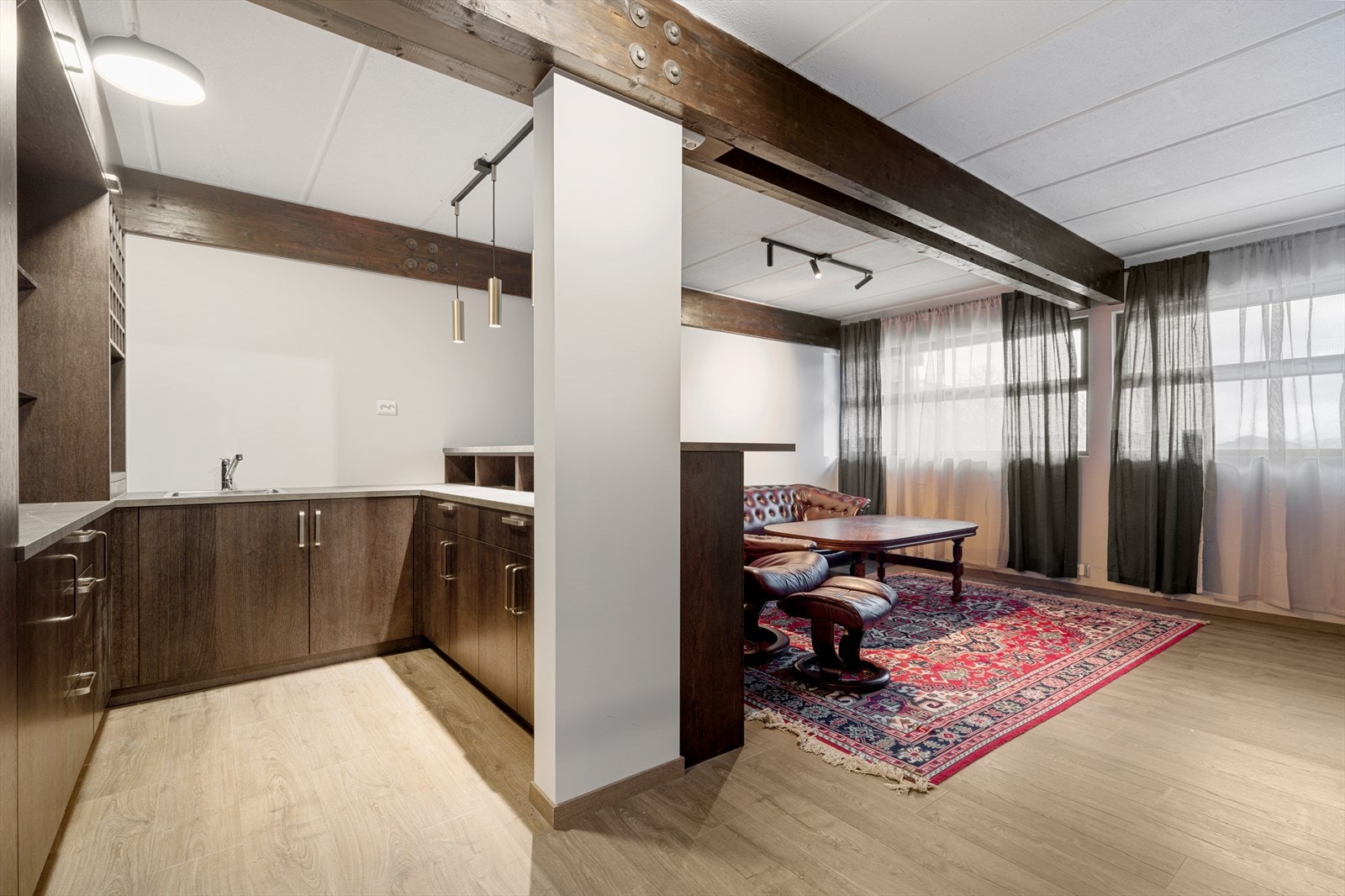 Underetasje, her kjøkken med åpen løsning til stue/spisestue Galleribilde