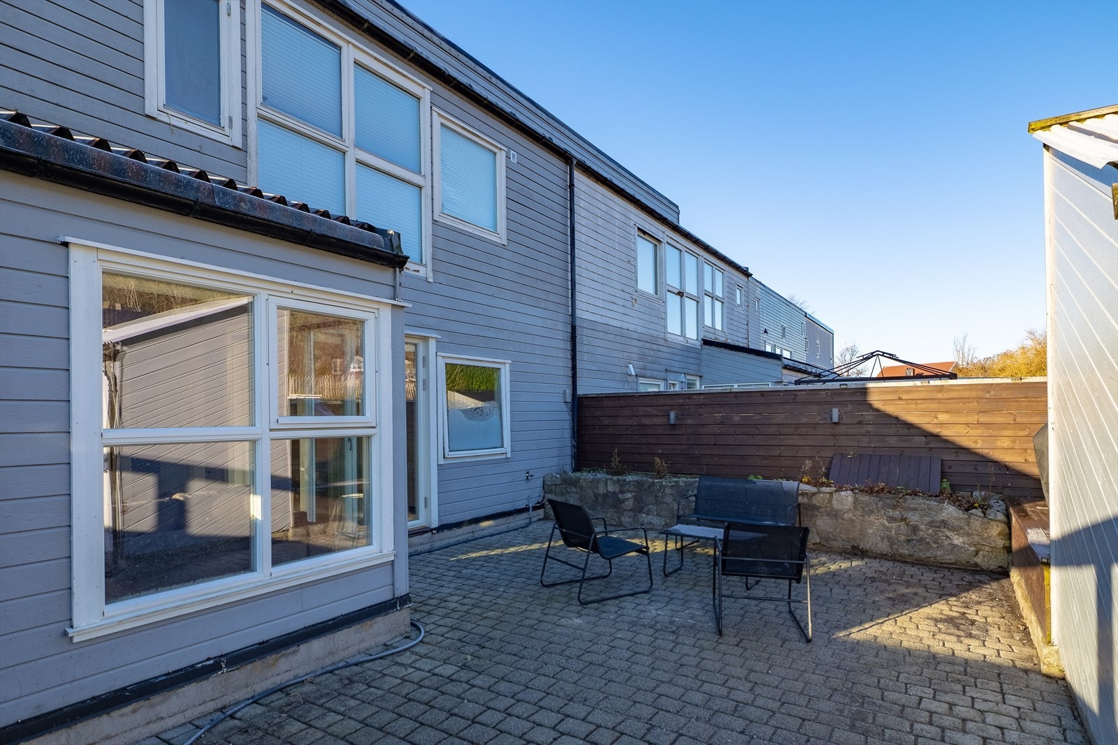 Fra stuen er det utgang til en herlig uteplass med gode solforhold. Galleribilde