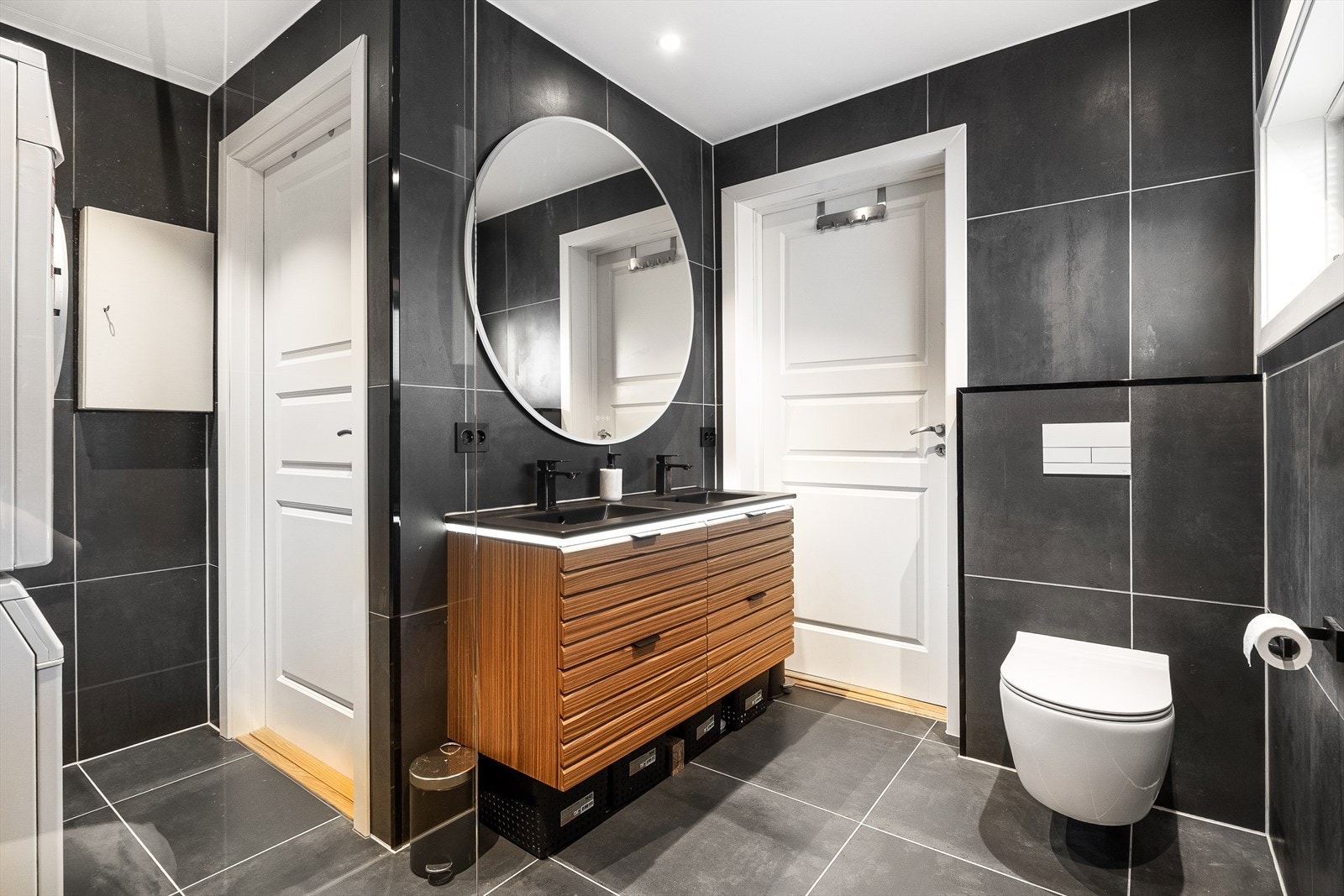 Lekkert bad med flislagte vegger og gulv. Elektrisk gulvvarme. Galleribilde