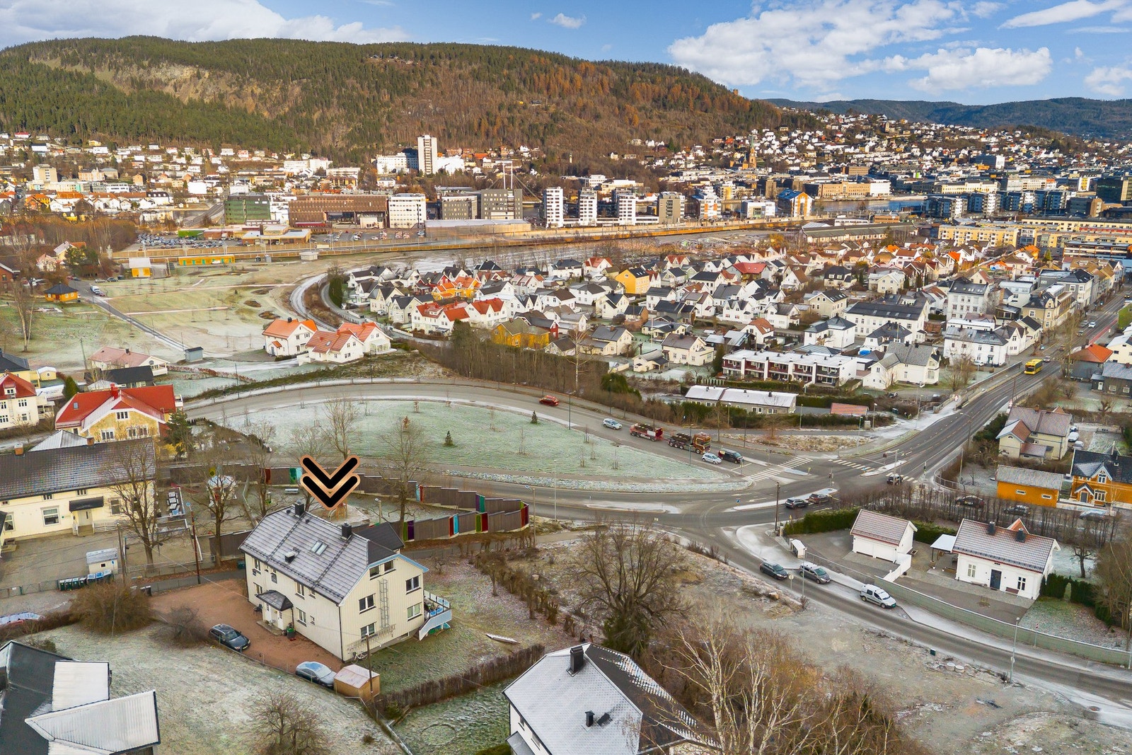 Det er kort vei til bussholdeplass med hyppige avganger mot Drammen sentrum, som nås på få minutter. Galleribilde