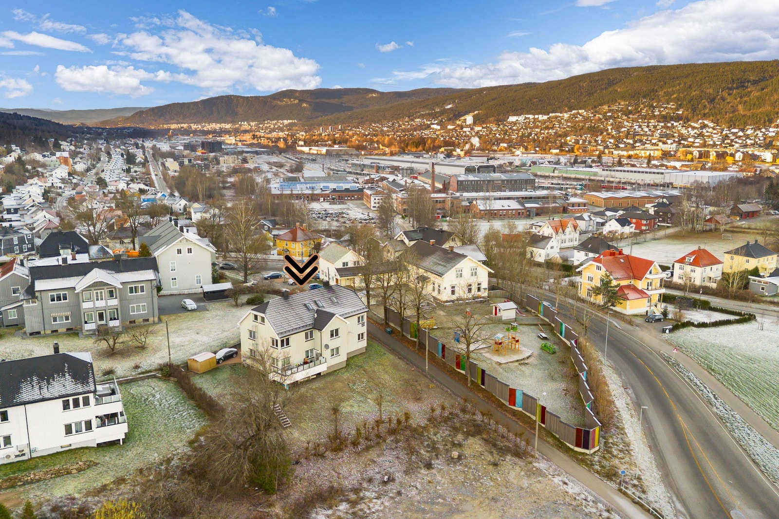 Her bor man med gangavstand til dagligvarebutikk og Strømsø Senter, som tilbyr et rikt utvalg av servicetilbud for en enkel og praktisk hverdag. Galleribilde