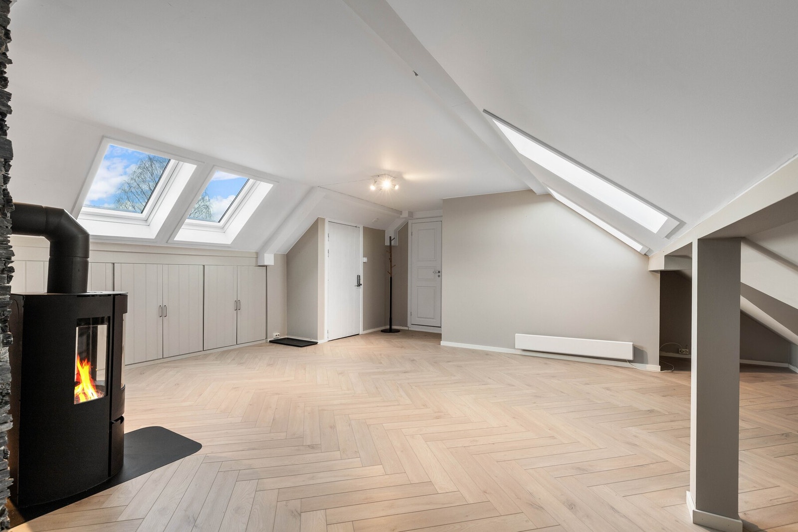 Stort allrom med behagelig atmosfære og gjennomført stil. Galleribilde