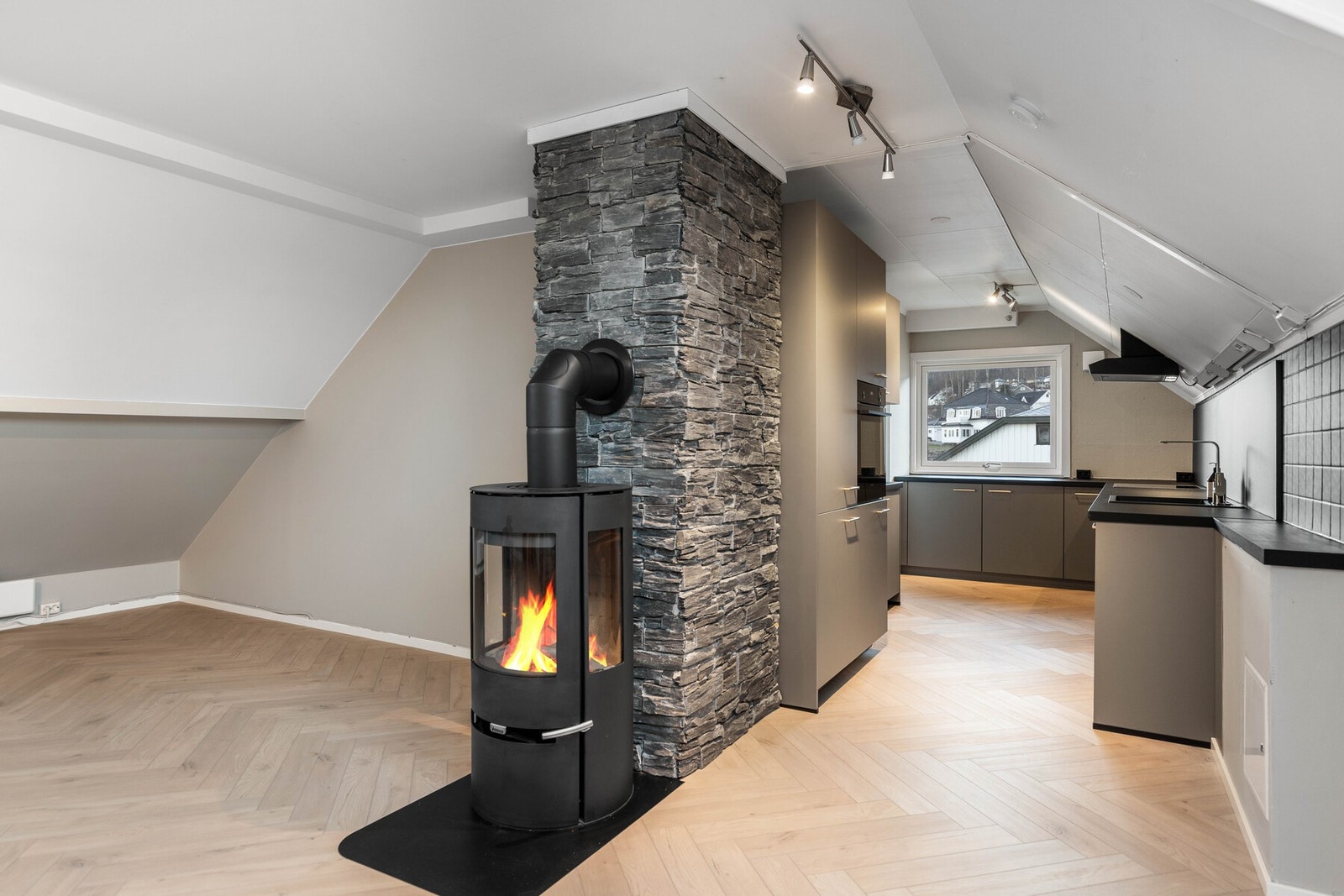 Kjøkkenet ligger i en delvis åpen løsning med stuen. Galleribilde