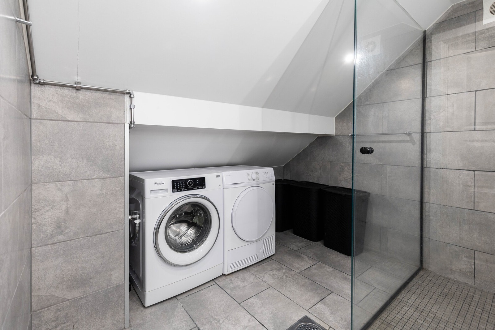 Opplegg for vaskemaskin og tørketrommel. Galleribilde