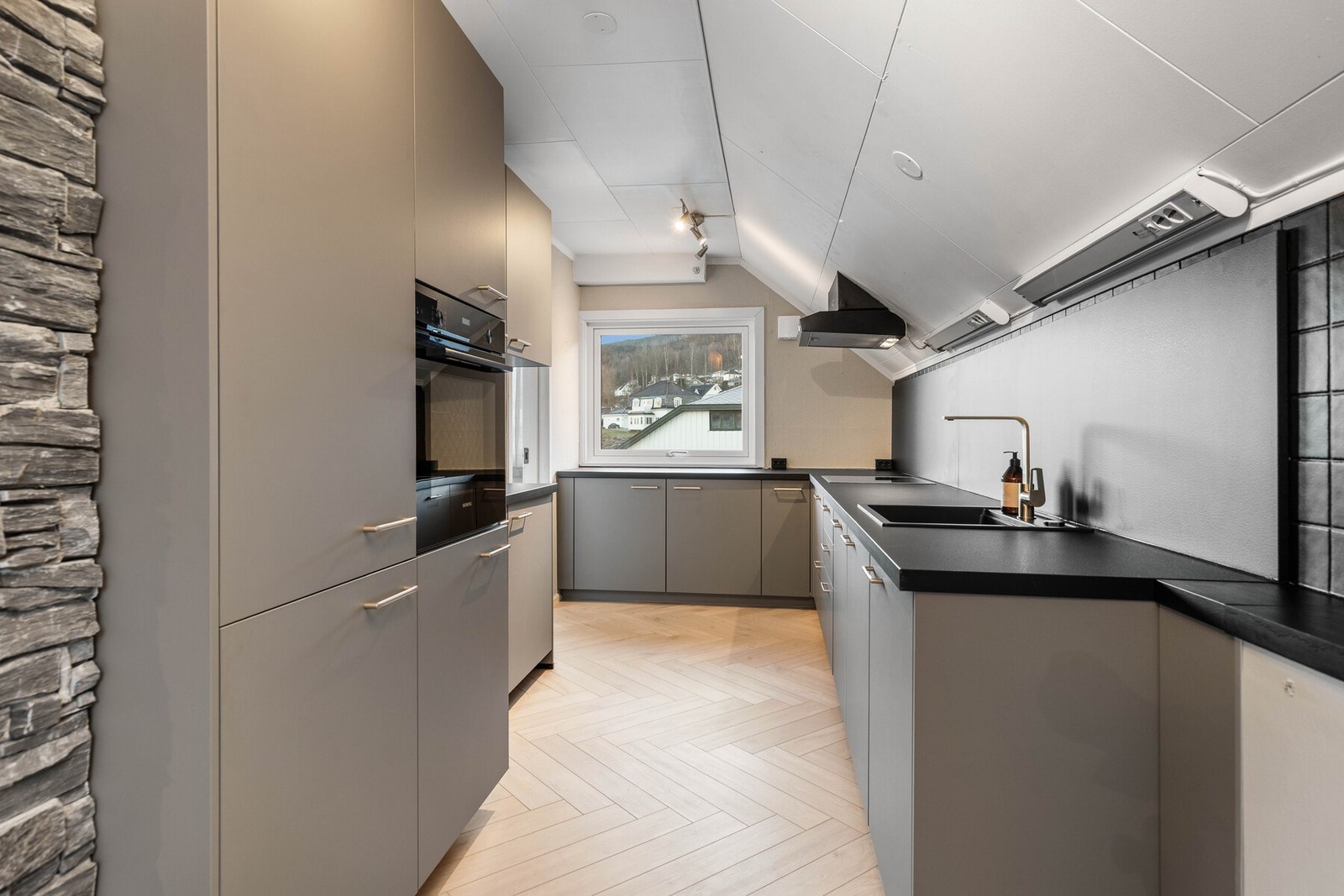 Nytt og moderne kjøkken fra 2025 levert av KEO. Galleribilde