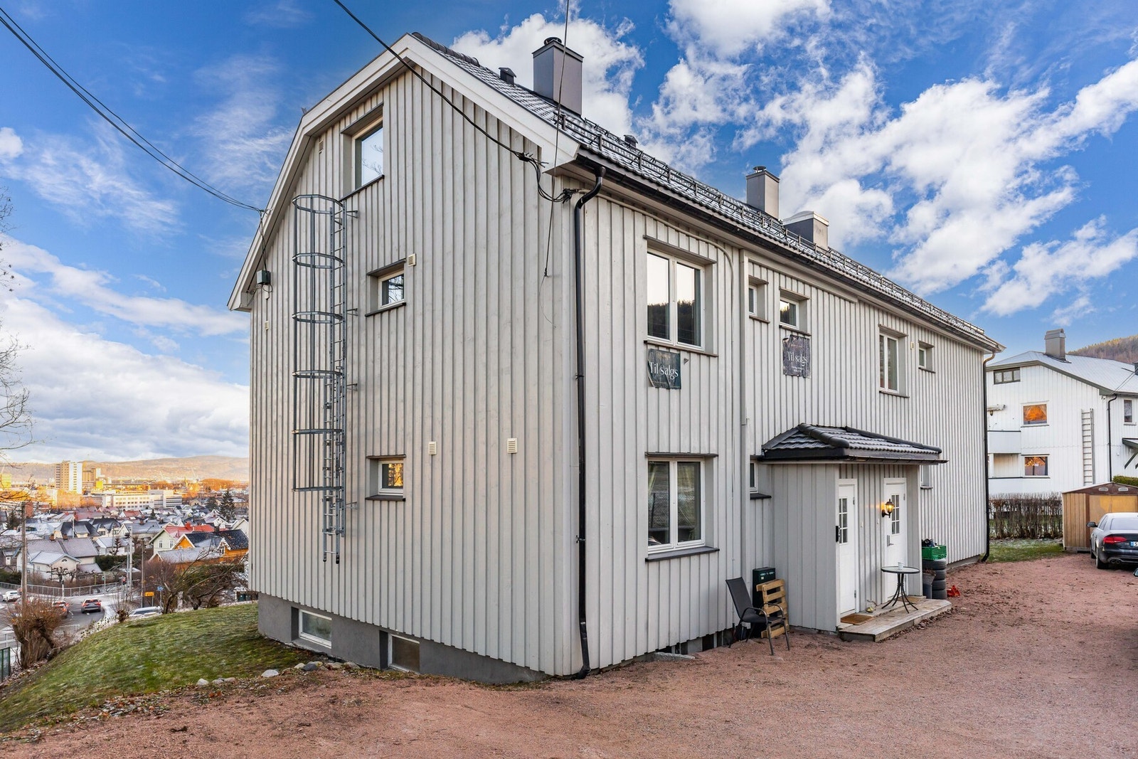 Parkering på gruslagt gårdsplass. Galleribilde