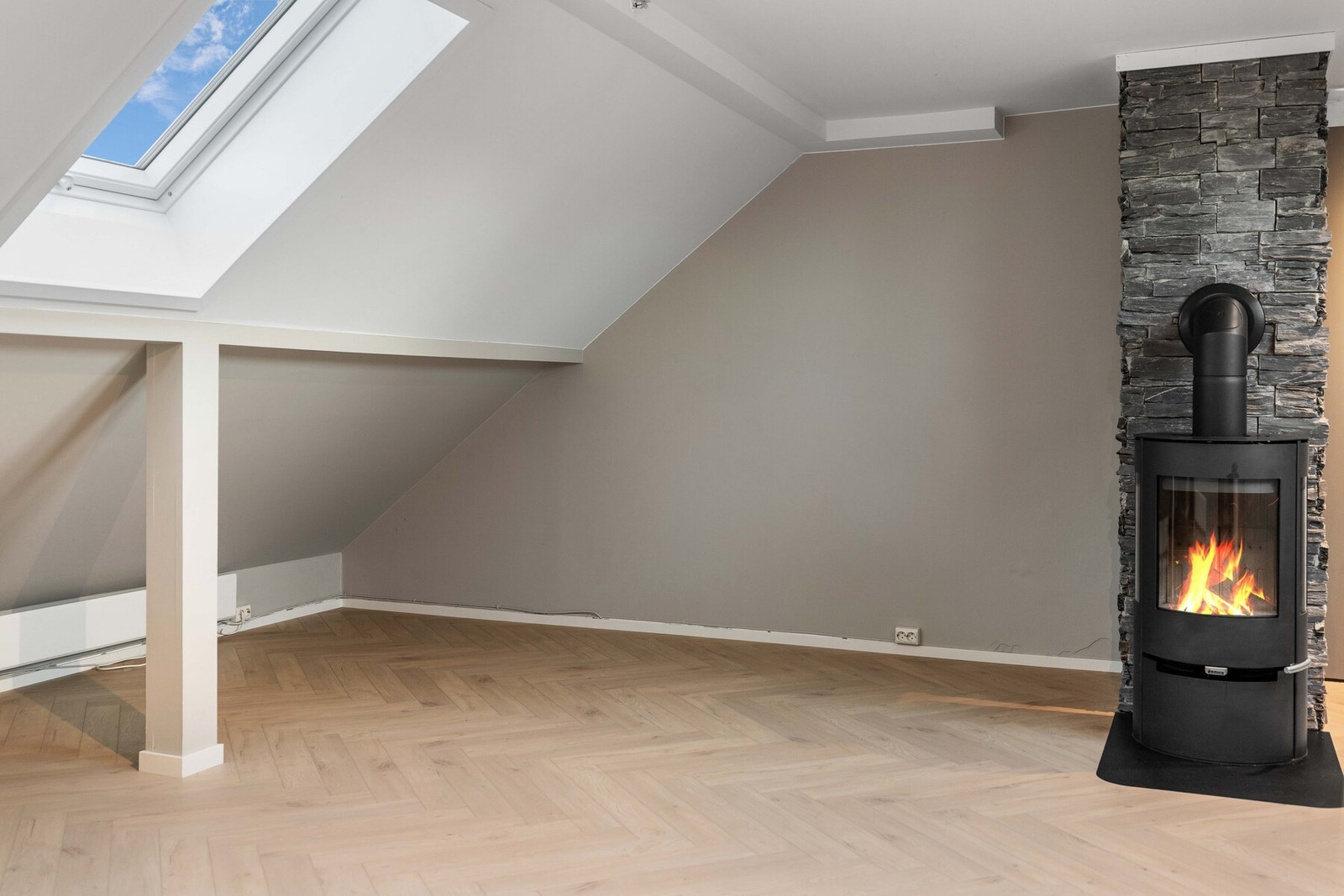 En peisovn skaper en lund stemning i stuen. Galleribilde