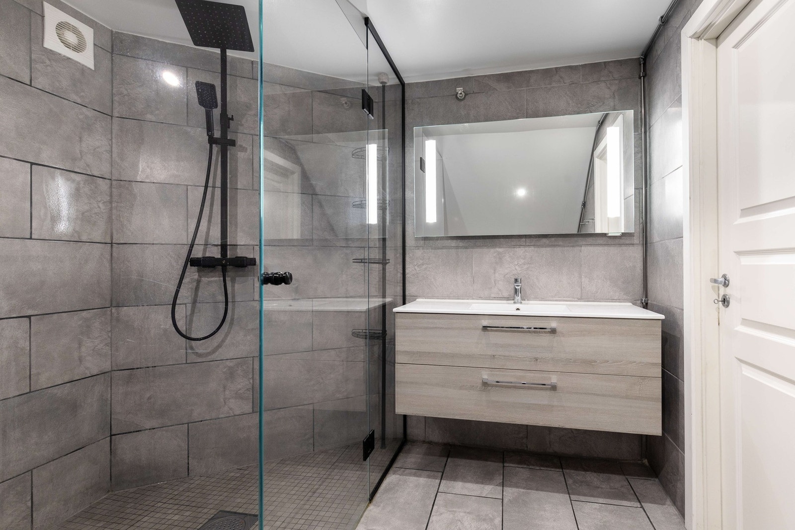 Helt nytt og moderne bad. Galleribilde