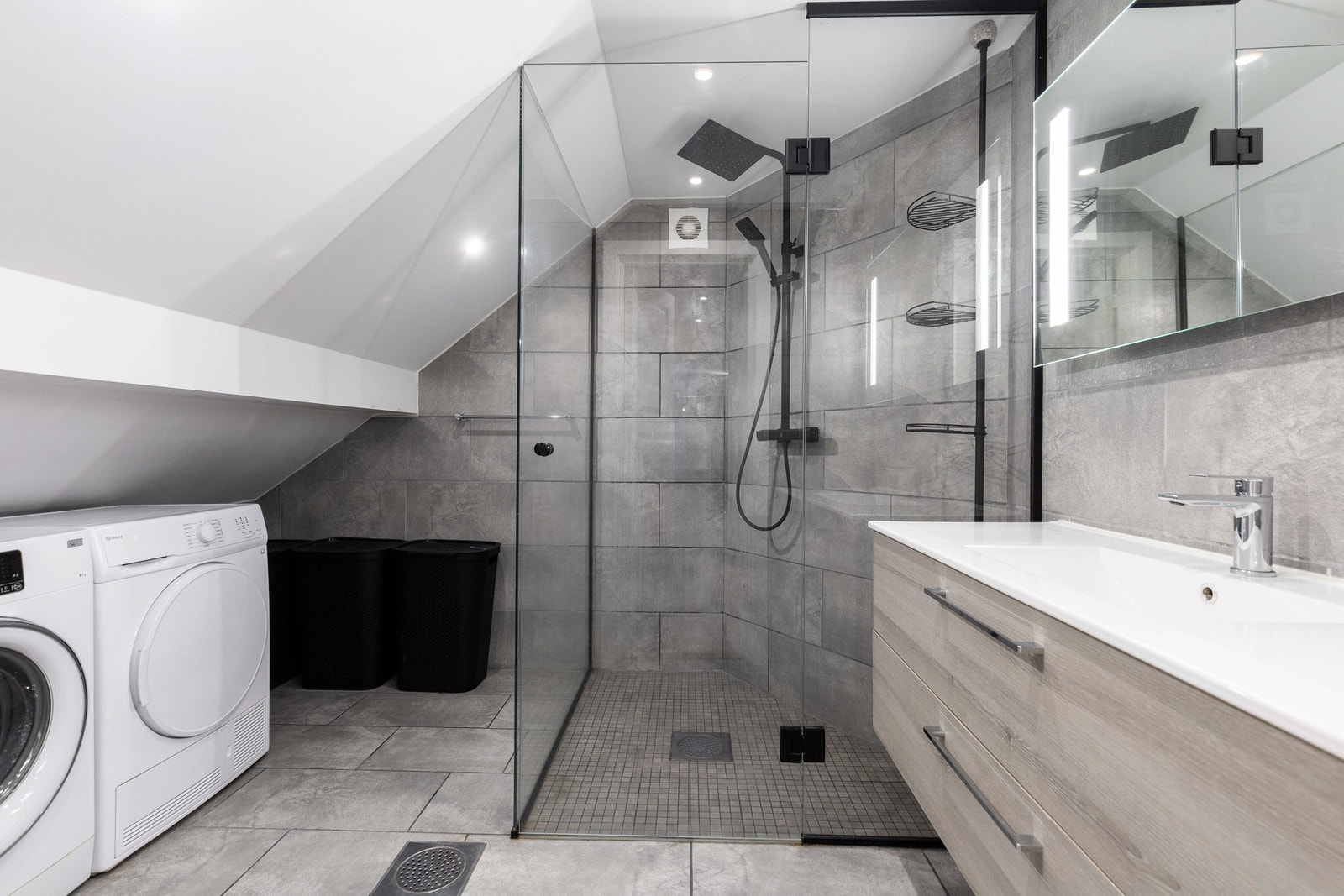 Delikat og flislagt bad med dusjhjørne og moderne innredning. Galleribilde