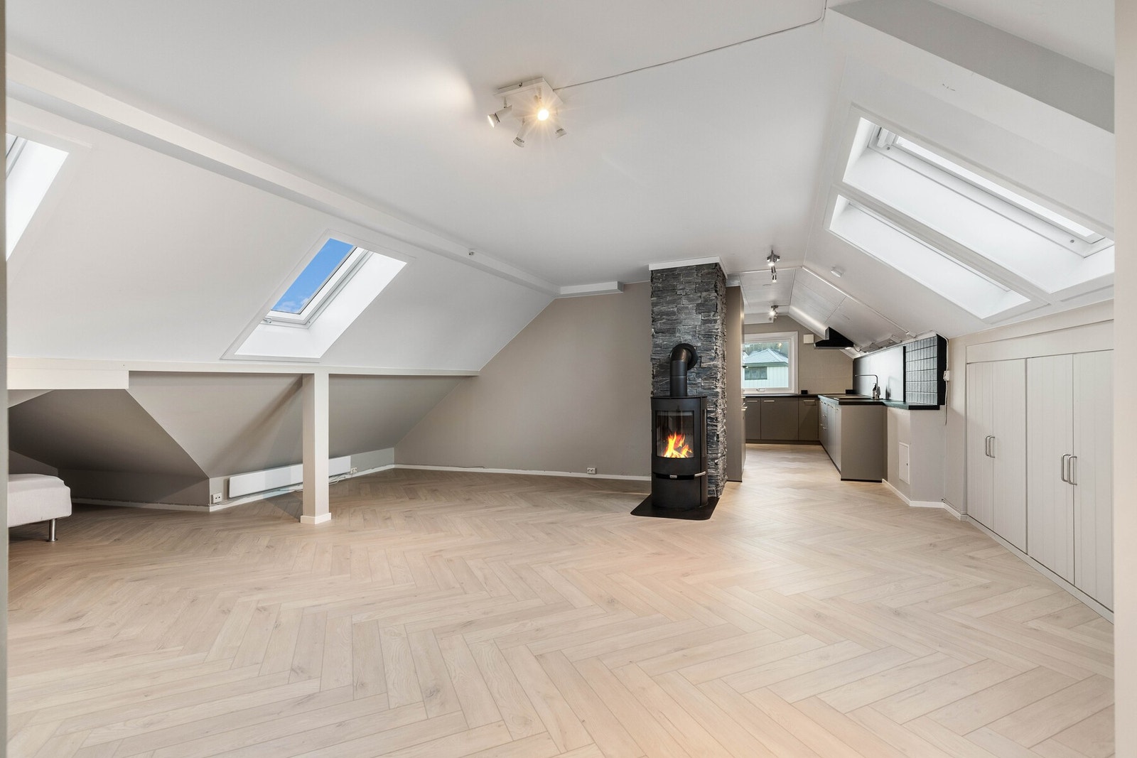 Stuen er lys og luftig, med plass til flere brukssoner. Galleribilde