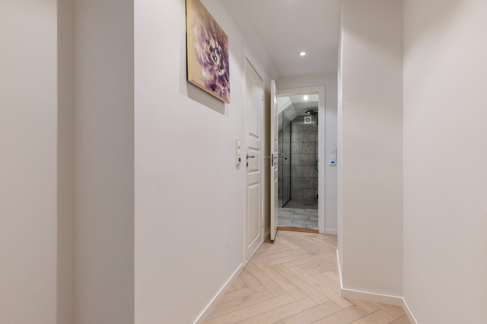 Fordelerhall mellom stue, soverom og våtrommene. Galleribilde