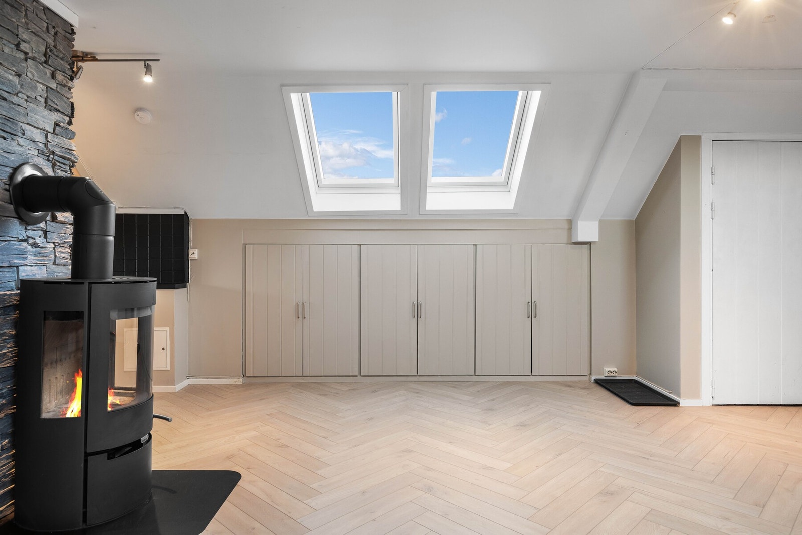 Det er lagringsplass i kneloft. Galleribilde