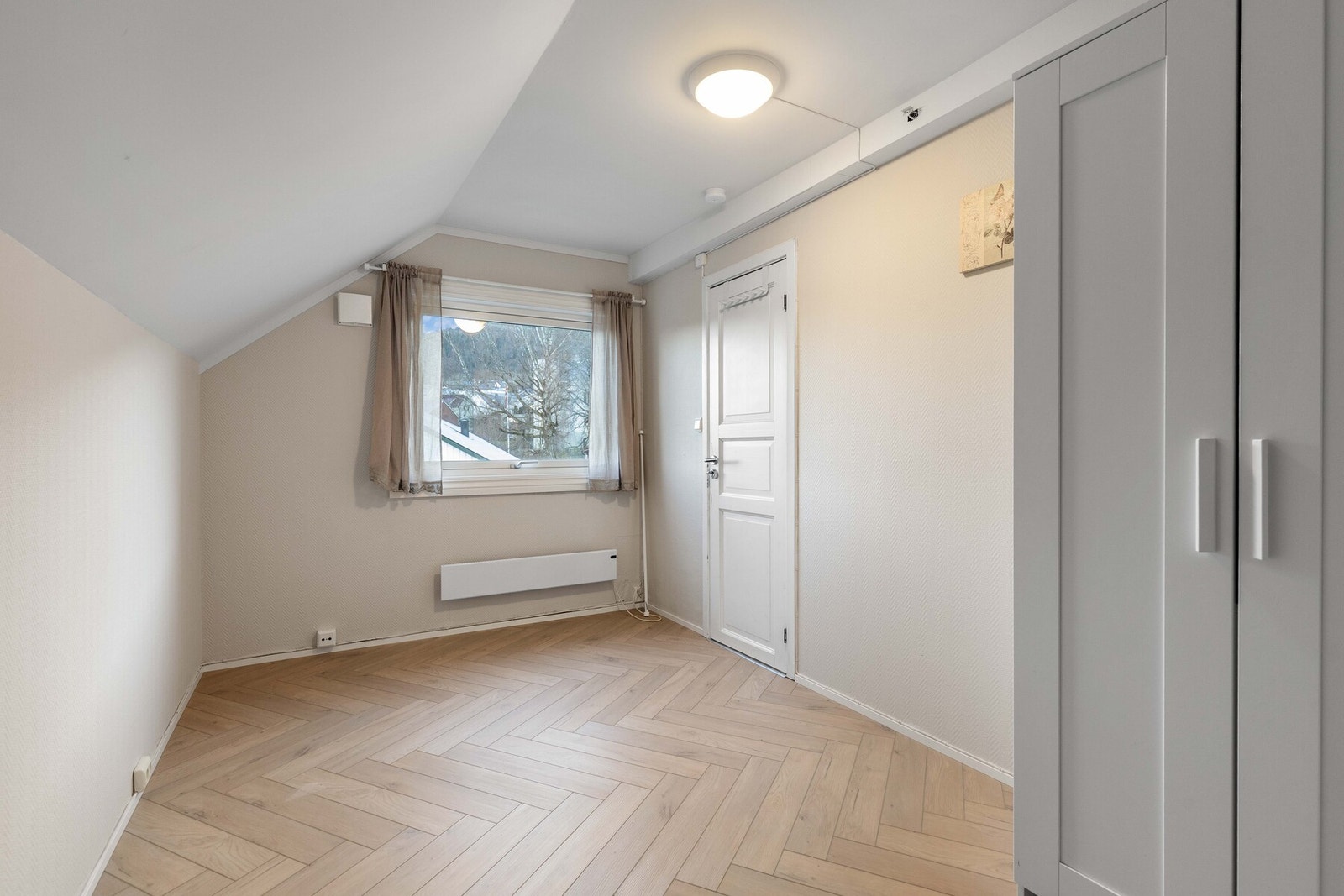 God lagringsplass i garderobeskap. Galleribilde