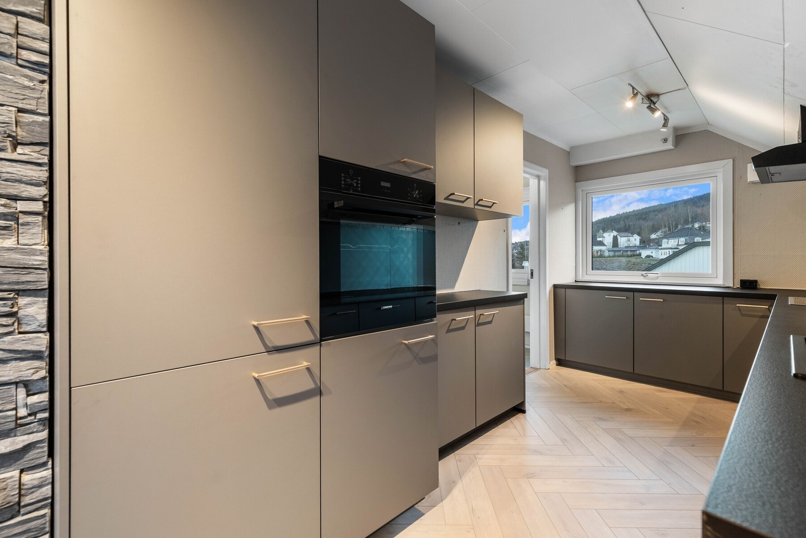 Integrerte hvitevarer og rene, moderne linjer. Galleribilde