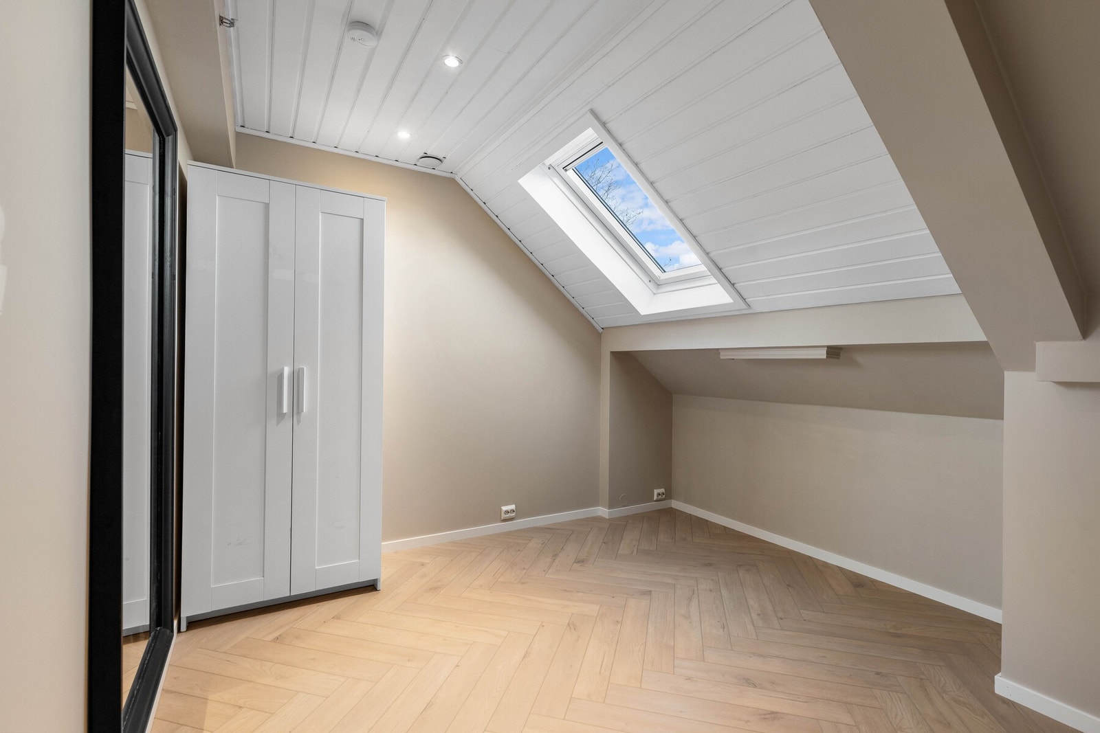 Lyst og harmonisk soverom med moderne overflater. Galleribilde