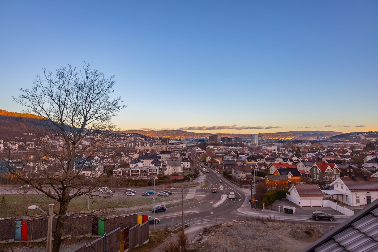 Lys og luft rundt boligen gir et herlig blikk mot omgivelsene. Galleribilde