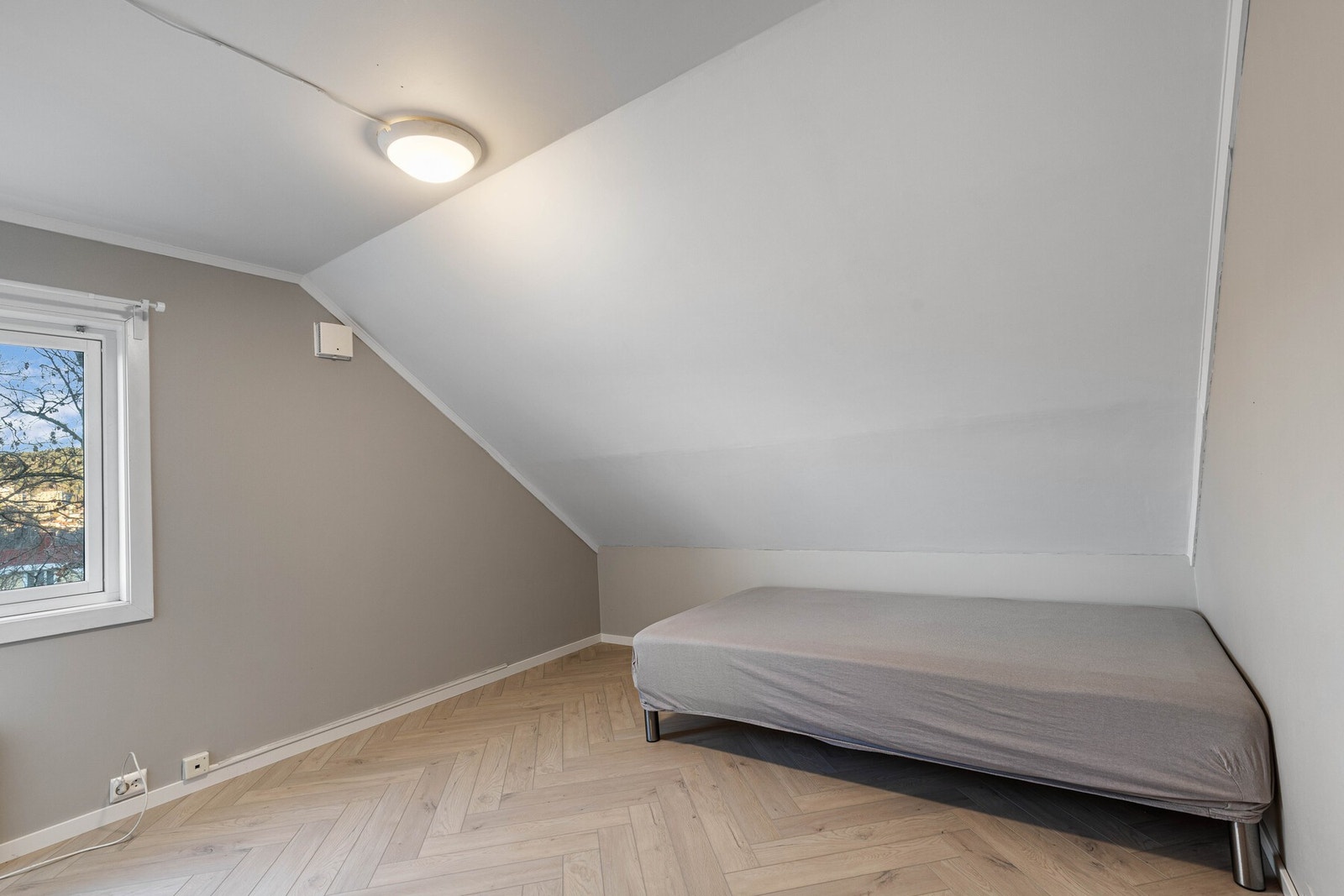 Koselig og innbydende soverom med rolige fargetoner. Galleribilde