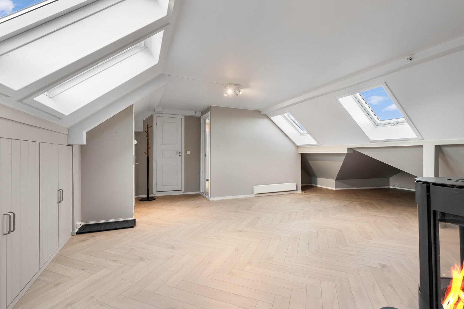 Nydelig fiskebensparkett setter en eksklusiv tone i rommet. Galleribilde