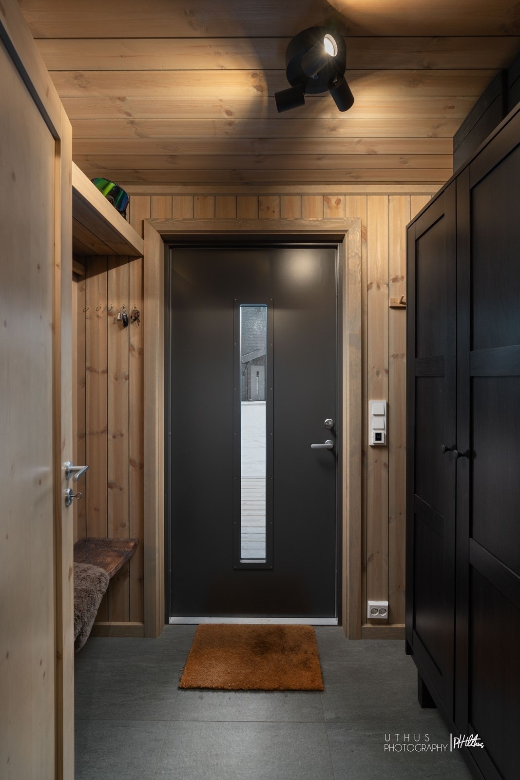 Inngangsparti med garderobeskap. God plass til å henge fra seg ytterklær og sko. Galleribilde