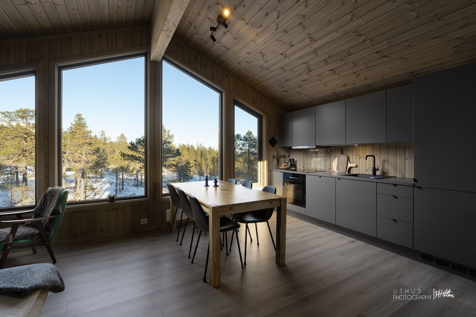 Åpen stue/kjøkkenløsning med store vindusflater for rikelig med lysinnslipp. Galleribilde