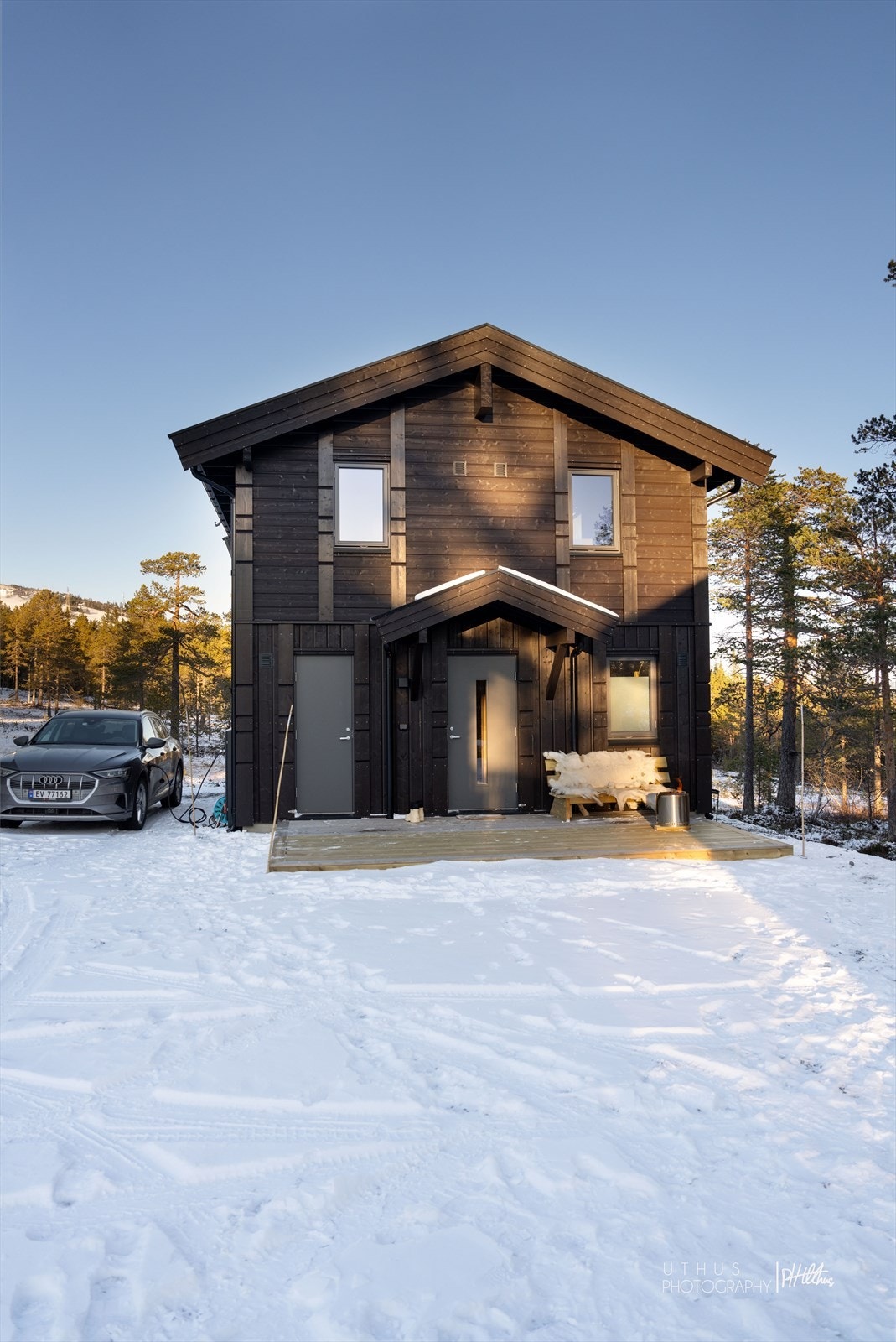 Biloppstillingsplass foran og ved siden av hytta. Montert ladeboks for elbil. Galleribilde